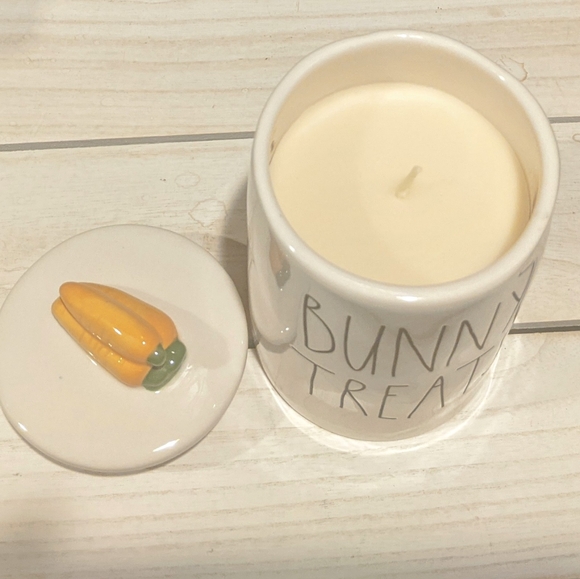 Rae Dunn "BUNNY TREATS" Carrot Cake Scented 13.2 oz Easter Candle - Picture 3 of 7